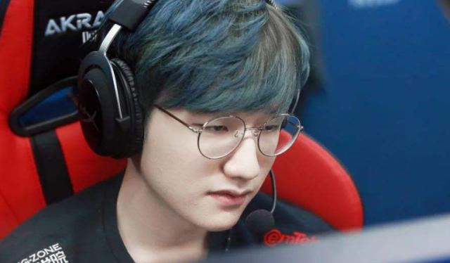 在高空球的 在高空球的